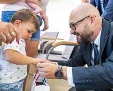 <p>Kierowca MPK uratował duszące się dziecko. Do bohaterskiej akcji doszło w niedzielę, 18 sierpnia, przy placu Jana Pawła II we Wrocławiu. Na zdjęciu prezez MPK Witold Woźny i uratowany chłopiec</p>
